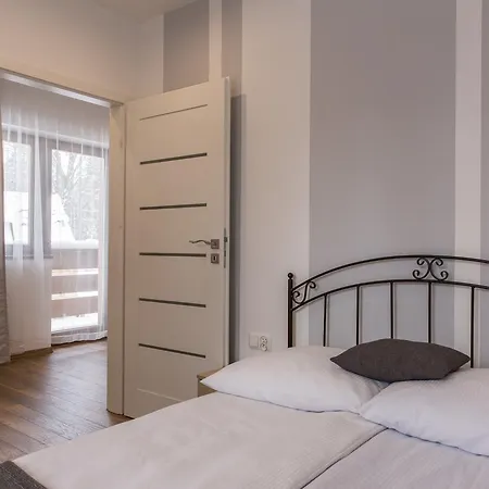 Udanypobyt Skocznia アパート